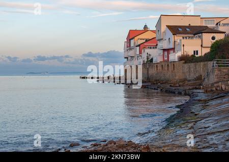 Colori pastello delle luci serali sulle case vicino a Peveril Point a Swanage Inghilterra Foto Stock