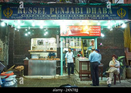 L'iconica Russel Street Dhaba di Kolkata serve chai (tè) e molti altri piatti quasi 24 ore su 24. Foto Stock