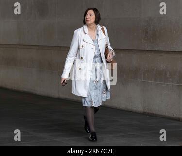 IL Segretario DI TUC Gen Frances o'Grady lascia la BBC Broadcasting House a Londra, dopo essere comparso nel programma di attualità della BBC One, domenica con Laura Kuenssberg. Data immagine: Domenica 27 novembre 2022. Foto Stock