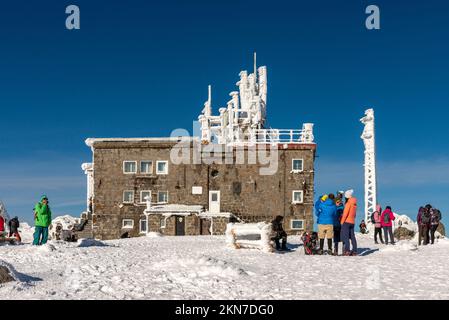 Persone che si godono neve inverno in una giornata di sole al rifugio Black Peak alle 2290m:00 nel Monte Vitosha vicino a Sofia, Bulgaria, Europa orientale, UE Foto Stock