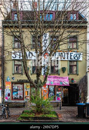 Lichtblick Kino, cinema esterno, piccolo vecchio cinema, Kastanienallee, Prenzlauer Berg, banner di protesta di Berlino Foto Stock