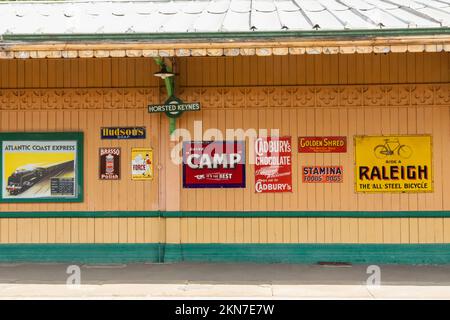 Inghilterra, Sussex, Bluebell Railway, Horsted Keynes Station, Platform Scene Foto Stock