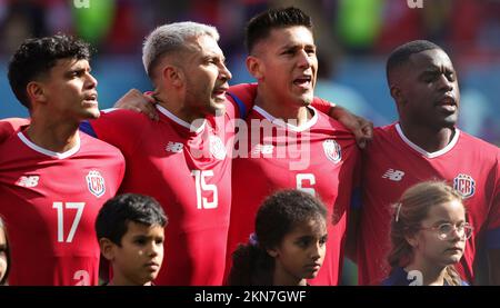 Primo : 27.11.2022, Calcio, COPPA DEL MONDO FIFA 2022 QATAR, Coppa del mondo 2022 Qatar, Coppa del mondo 2022 Qatar, fase di gruppo, Gruppo e, gioco Giappone - Costa Rica cantando l'inno nazionale del Costa Rica : da sinistra a destra:Eltsin Tejeda ,Francisco Calvo ,Oscar Duarte Foto Stock