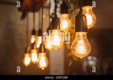 Lampadario con lampade edison in una sala scura Foto Stock