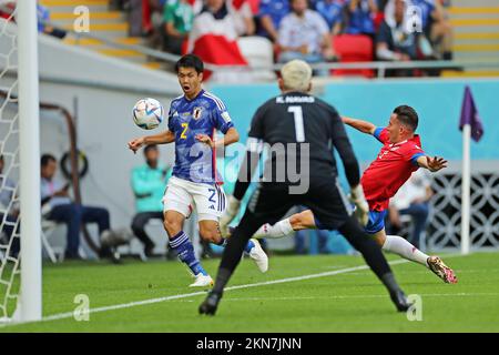 Al Rayyan, Qatar. 27th Nov 2022. 27th novembre 2022; Ahmed bin Ali Stadium, al Rayyan, Qatar; Coppa del mondo FIFA Football, Giappone contro Costa Rica; Miki Yamane del Giappone sulla linea di confine della Costa Rica guardato da vicino dal custode Navas del Costa Rica Credit: Action Plus Sports Images/Alamy Live News Foto Stock