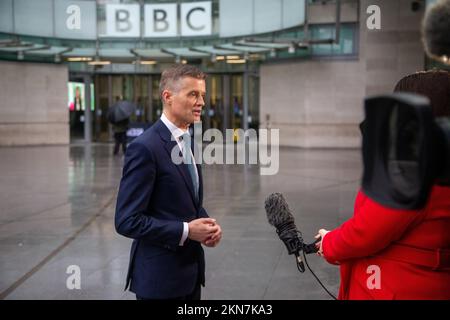 Londra, Inghilterra, Regno Unito. 27th Nov 2022. Il Segretario di Stato per i trasporti MARK HARPER è visto fuori dalla BBC come appare domenica con Laura Kuenssberg. (Credit Image: © Tayfun Salci/ZUMA Press Wire) Credit: ZUMA Press, Inc./Alamy Live News Foto Stock