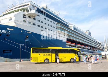 Nave da crociera Marella Explorer e autobus per escursioni nel porto di Capodistria, Capodistria, Istria slovena, Slovenia Foto Stock