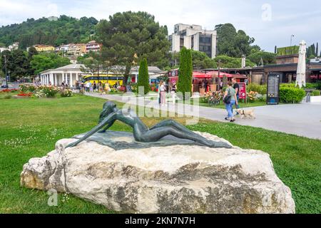 Scultura in giardino a Portoroz Beach Central (Centraina Plaza Portoroz), Portoroz, Istria slovena, Slovenia Foto Stock