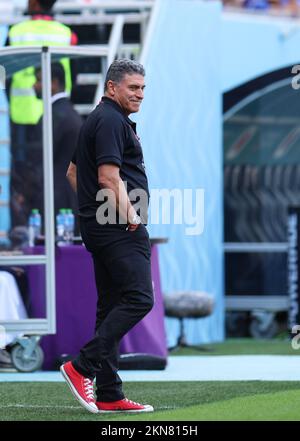 Al Rayyan, Qatar. 27th Nov 2022. Luis Fernando Suarez, allenatore capo del Costa Rica, reagisce durante la partita di Gruppo e tra Giappone e Costa Rica in occasione della Coppa del mondo FIFA 2022 allo stadio Ahmad Bin Ali di al Rayyan, Qatar, 27 novembre 2022. Credit: Li Ming/Xinhua/Alamy Live News Foto Stock