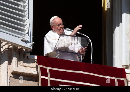 Vaticano, Vaticano. 27th Nov 2022. Italia, Roma, Vaticano, 2022/11/27.Papa Francesco adora la folla dalla finestra del Palazzo Apostolico che si affaccia su Piazza San Pietro durante la preghiera dell'Angelus in Vaticano. Foto di Vatican Mediia/Catholic Press Foto . LIMITATO ALL'USO EDITORIALE - NESSUN MARKETING - NESSUNA CAMPAGNA PUBBLICITARIA. Credit: Independent Photo Agency/Alamy Live News Foto Stock