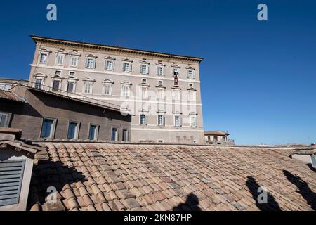 Vaticano, Vaticano. 27th Nov 2022. Italia, Roma, Vaticano, 2022/11/27.Papa Francesco adora la folla dalla finestra del Palazzo Apostolico che si affaccia su Piazza San Pietro durante la preghiera dell'Angelus in Vaticano. Foto di Vatican Mediia/Catholic Press Foto . LIMITATO ALL'USO EDITORIALE - NESSUN MARKETING - NESSUNA CAMPAGNA PUBBLICITARIA. Credit: Independent Photo Agency/Alamy Live News Foto Stock