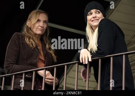 TONI COLLETTE e ANNA FARIS nella TENUTA (2022), diretta da DEAN CRAIG. Credito: FILM FIRMATI / Album Foto Stock