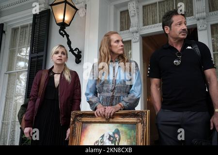 TONI COLLETTE, DAVID DUCHOVNY e ANNA FARIS nella TENUTA (2022), diretto da DEAN CRAIG. Credito: FILM FIRMATI / Album Foto Stock