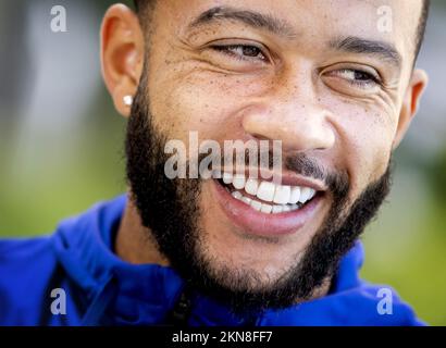 DOHA - Memphis Depay of Holland durante una riunione mediatica della nazionale olandese durante la Coppa del mondo di calcio. ANP KOEN VAN WEEL netherlands out - belgium out Foto Stock