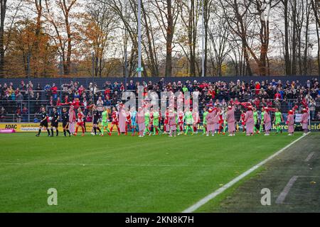 Colonia, Germania. 27th Nov 2022. Colonia, Germania, novembre 27th 2022: Entrambe le squadre entrano in campo il FLYERALARM Frauen-Bundesliga partita tra il 1. FC Koeln e VfL Wolfsburg allo stadio Franz-Kremer di Colonia, Germania. (Norina Toenges/SPP) Credit: SPP Sport Press Photo. /Alamy Live News Foto Stock