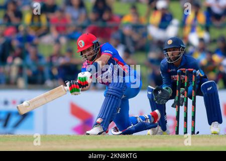 Kandy, Sri Lanka. 27th novembre 2022. Il Rahmat Shah dell'Afghanistan gioca un colpo durante la partita di cricket ODI del 2nd tra Sri Lanka e Afghanistan al Pallekele International Cricket Stadium di Kandy il 27th novembre 2022. Viraj Kothalwala/Alamy Live News Foto Stock