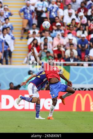 Al Rayyan, Qatar. 27th Nov 2022. Joel Campbell (davanti) del Costa Rica vies con Yamane Miki del Giappone durante la partita di Gruppo e tra Giappone e Costa Rica alla Coppa del mondo FIFA 2022 allo stadio Ahmad Bin Ali di al Rayyan, Qatar, 27 novembre 2022. Credit: Li Ming/Xinhua/Alamy Live News Foto Stock