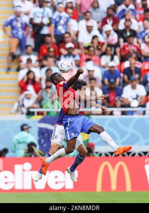 Al Rayyan, Qatar. 27th Nov 2022. Joel Campbell (davanti) del Costa Rica vies con Yamane Miki del Giappone durante la partita di Gruppo e tra Giappone e Costa Rica alla Coppa del mondo FIFA 2022 allo stadio Ahmad Bin Ali di al Rayyan, Qatar, 27 novembre 2022. Credit: Li Ming/Xinhua/Alamy Live News Foto Stock