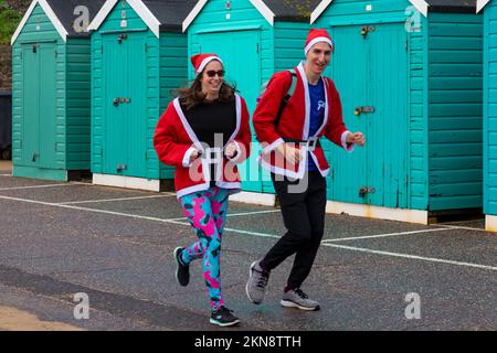 Bournemouth, Dorset UK. 27th novembre 2022. I sostenitori di Julias House, un'associazione di beneficenza locale per l'ospizio dei bambini, vestono i loro abiti Santa per correre, o camminare, il 5km Santa Dash dal molo di Bournemouth lungo il lungomare di Bournemouth, raccogliendo fondi per l'organizzazione benefica. Credit: Carolyn Jenkins/Alamy Live News Foto Stock