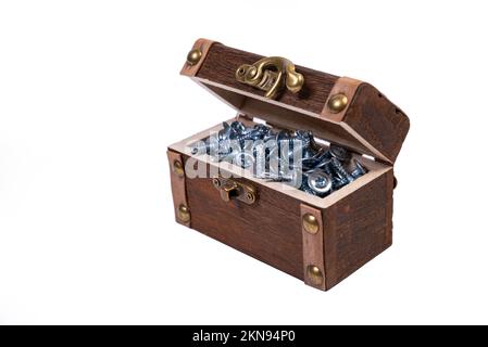 Cassa in legno per viti, viti e dadi in metallo da vicino, viti autofilettanti in metallo in acciaio, vite autofilettante per metallo, per ferro, cromata Foto Stock
