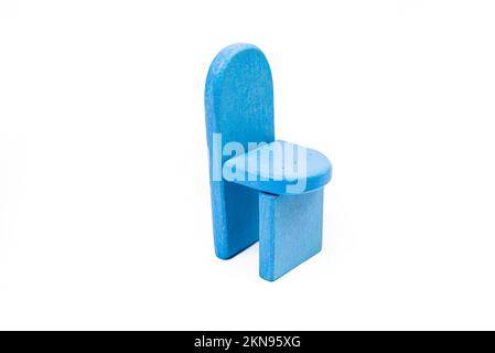 una sedia di legno blu giocattolo, un divano, due sedie con un tavolo, un tavolo giallo, sedie di legno blu imbottite. lampada gialla su sfondo bianco isolato da Foto Stock