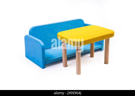 una sedia di legno blu giocattolo, un divano, due sedie con un tavolo, un tavolo giallo, sedie di legno blu imbottite. lampada gialla su sfondo bianco isolato da Foto Stock