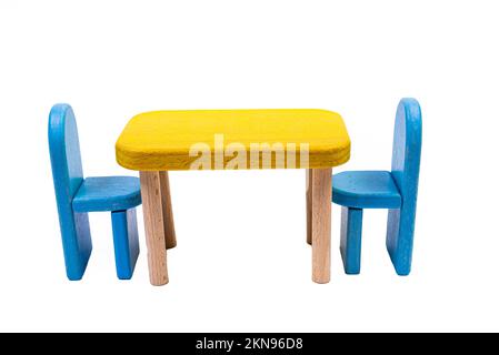 una sedia di legno blu giocattolo, un divano, due sedie con un tavolo, un tavolo giallo, sedie di legno blu imbottite. lampada gialla su sfondo bianco isolato da Foto Stock