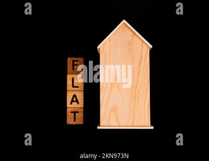 casa di legno mockup con chiavi casa, cubi di legno con parole vendita affitto, acquistare e prestito. Progetto per designer su sfondo nero Foto Stock