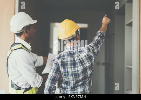 Progettisti professionisti ingegneri strutturali colleghi del team di progettisti di edifici che discutono del progetto di progettazione di piani di edifici Foto Stock