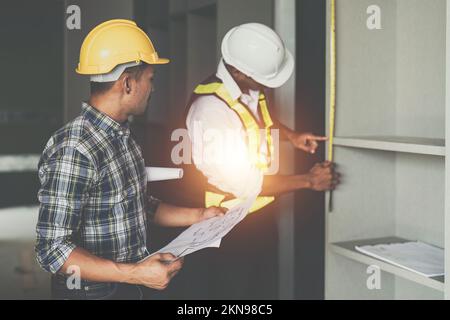 Progettisti professionisti ingegneri strutturali colleghi del team di progettisti di edifici che discutono del progetto di progettazione di piani di edifici Foto Stock