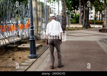 Il vecchio cammina per le strade di Largo do campo Grande nella città di Salvador. Foto Stock