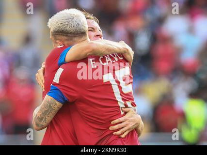 Al Rayyan, Qatar. 27th Nov 2022. Francisco Calvo (fronte) del Costa Rica festeggia con il compagno di squadra dopo la partita di Gruppo e tra Giappone e Costa Rica alla Coppa del mondo FIFA 2022 allo stadio Ahmad Bin Ali di al Rayyan, Qatar, 27 novembre 2022. Credit: LAN Hongguang/Xinhua/Alamy Live News Foto Stock