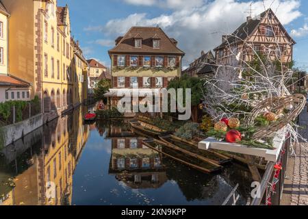 Piccola Venezia con decorazioni di strada durante il periodo natalizio nella città di Colmar. Alsazia, Francia. Foto Stock