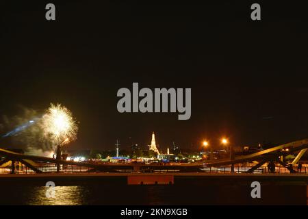 Fuochi d'artificio festeggiamenti al ponte commemorativo di Phra Phuttha Yodfa sul fiume Cho Phraya in Thailandia Foto Stock