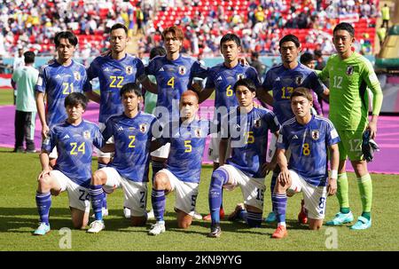 Giocatori giapponesi, fila posteriore, da sinistra a destra, Ayase Ueda, Maya Yoshida, Kou Itakura, Wataru Endo, Hidemasa Morita e portiere Shuichi Gonda. Prima fila, da sinistra a destra, Yuki Soma, Miki Yamane, Yuto Nagatomo, Daichi Kamada e Ritsu Doan si allineano prima della partita di Coppa del mondo FIFA Group e allo stadio Ahmad Bin Ali di al-Rayyan, Qatar. Data immagine: Domenica 27 novembre 2022. Foto Stock