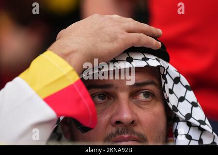 Doha, Qatar. 27th Nov 2022. Fan del Belgio durante la partita della Coppa del mondo FIFA Qatar 2022, Gruppo F, tra Belgio e Marocco ha giocato al Thumama Stadium il 27 novembre 2022 a Doha, Qatar. (Foto di Bagu Blanco / PRESSIN) Credit: PRESSINPHOTO AGENZIA SPORTIVA/Alamy Live News Foto Stock