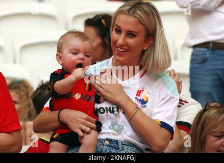 Katrin Kerkhofs, moglie del Red Devil Mertens con il loro bambino in una partita di calcio tra la nazionale belga Red Devils e il Marocco, nel Gruppo F della Coppa del mondo FIFA 2022 allo stadio al Thumama di Doha, Stato del Qatar, domenica 27 novembre 2022. BELGA PHOTO VIRGINIE LEFOUR Foto Stock