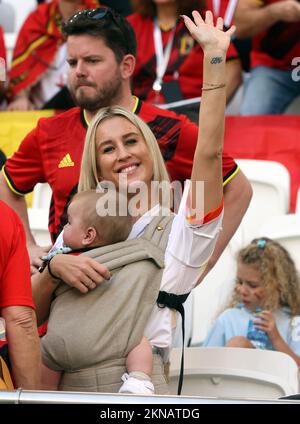 Katrin Kerkhofs, moglie del Red Devil Mertens con il loro bambino in una partita di calcio tra la nazionale belga Red Devils e il Marocco, nel Gruppo F della Coppa del mondo FIFA 2022 allo stadio al Thumama di Doha, Stato del Qatar, domenica 27 novembre 2022. BELGA PHOTO VIRGINIE LEFOUR Foto Stock