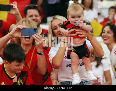 Katrin Kerkhofs, moglie del Red Devil Mertens con il loro bambino in una partita di calcio tra la nazionale belga Red Devils e il Marocco, nel Gruppo F della Coppa del mondo FIFA 2022 allo stadio al Thumama di Doha, Stato del Qatar, domenica 27 novembre 2022. BELGA PHOTO VIRGINIE LEFOUR Foto Stock