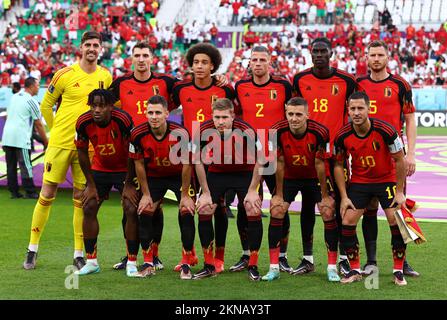 Doha, Qatar, 27th novembre 2022. Gruppo team Belgio fila posteriore da sinistra: Thibaut Courtois, Thomas Meunier, Axel Witsel, Toby Alderweirld, Amadou Onana, Jan Vertonghen. Prima fila da sinistra: Michy Batshuayi, Thorgan Hazard, Kevin De Bruyne, Timothy Castagne ed Eden Hazard del Belgio durante la partita della Coppa del mondo FIFA 2022 allo stadio al Thumama di Doha. Il credito di foto dovrebbe essere: David Klein / Sportimage Foto Stock