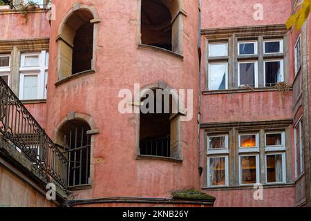 LIONE, FRANCIA, 26 novembre 2022 : Casa di Crible, conosciuta come il Tour Rose è un edificio notevole di Vieux-Lyon per il colore ocra della sua torre. Th Foto Stock