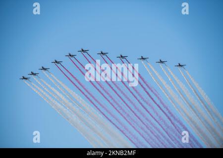 Doha, Qatar-dicembre 18,2017: La Qatar Air Force Parade sul lungomare Doha Corniche per la giornata nazionale. Foto Stock