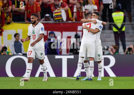 DOHA, QATAR - 27 NOVEMBRE: Hakim Ziyech del Marocco festeggia dopo aver segnato il suo primo gol con Achraf Hakimi del Marocco e Sofiane Boufal del Marocco durante la partita del Gruppo F - Coppa del mondo FIFA Qatar 2022 tra Belgio e Marocco allo Stadio al Thumama il 27 novembre, 2022 a Doha, Qatar (Foto di Pablo Morano/BSR Agency) Foto Stock