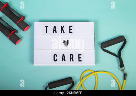 Una vista dall'alto di un lightbox con parole motivazionali per la cura di sé, la salute mentale, il benessere emotivo Foto Stock