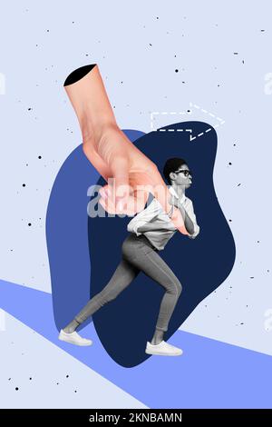 Immagine collage verticale di una persona gamma bianca nera tiene tira il braccio grande che punta il dito isolato su sfondo dipinto Foto Stock