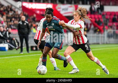 Eindhoven - Danique Ypema di Feyenoord V1, Joelle Smits di PSV V1 durante la partita tra PSV V1 e Feyenoord V1 a Philips Stadion il 27 novembre 2022 a Eindhoven, Paesi Bassi. (Da Box a Box Pictures/Yannick Verhoeven) Foto Stock