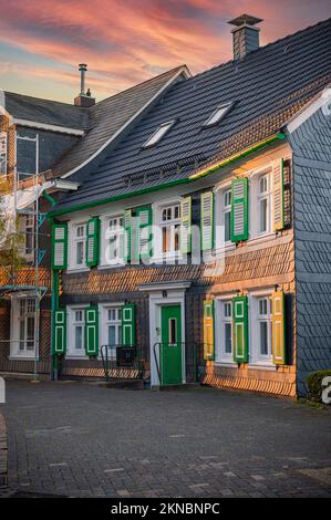 Case a graticcio, Bergischer Dreiklang con i colori nero, bianco e verde, Germania, Renania Settentrionale-Vestfalia, Bergisches Land, Radevormwald Foto Stock