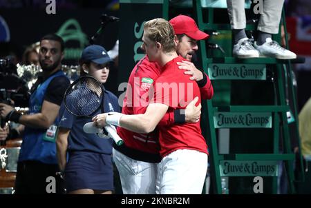 Malaga, Spagna. 27th Nov 2022. MALAGA, SPAGNA - 27 NOVEMBRE: Denis Shapovalov del Canada abbraccia Frank Dancevic, capitano del Canada durante la Coppa Davis di Rakuten Finals 2022 finale tra Australia e Canada al Palacio de los Deportes Jose Maria Martin Carpena il 27 novembre 2022 a Malaga, Spagna. Photo: Sanjin Strukic/PIXSELL Credit: Pixsell photo & video agency/Alamy Live News Foto Stock