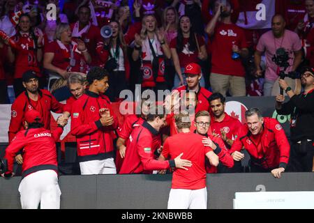 Malaga, Spagna, 27th Nov, 2022. I tifosi canadesi del tennis allietano durante le finali della Coppa Davis 2022 a Malaga, Spagna. Photo credit: Frank Molter/Alamy Live news Foto Stock