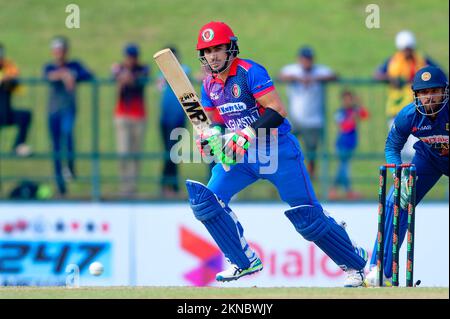 Kandy, Sri Lanka. 27th novembre 2022. Il Rahmanullah Gurbaz dell'Afghanistan corre tra i wickets durante la partita di cricket ODI 2nd tra Sri Lanka e Afghanistan al Pallekele International Cricket Stadium di Kandy il 27th novembre 2022. Viraj Kothalwala/Alamy Live News Foto Stock